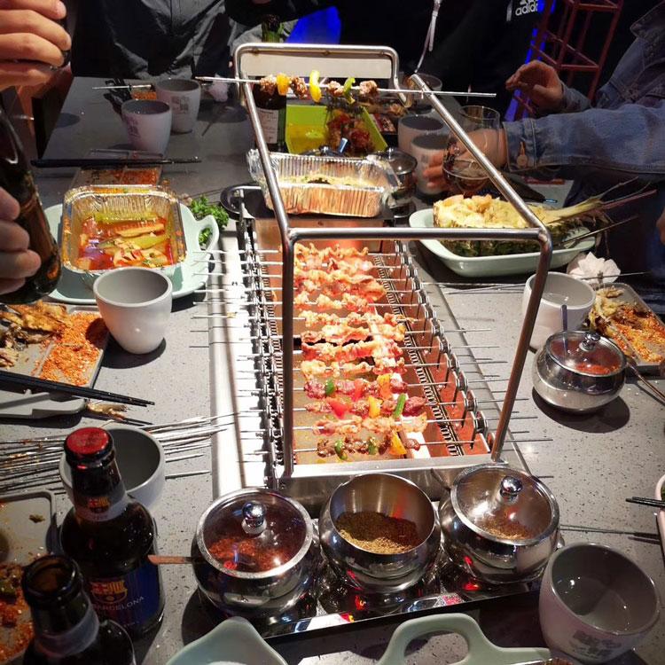 全自動翻轉燒烤桌在無煙燒卡店起到什作用?